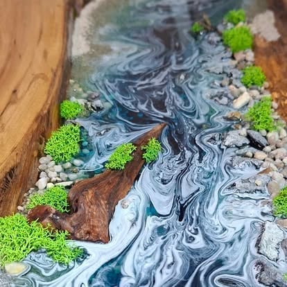 Diorama z żywicy epoksydowej z marmurową rzeką, drewnianą podstawą, mchem i białymi kamyczkami